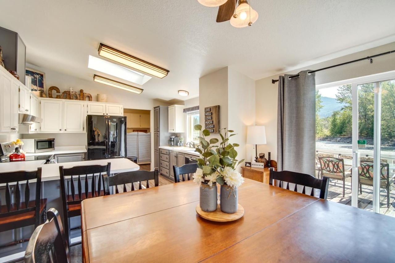 Riverfront Home With Deck, Near Mount Rainier! Packwood Esterno foto
