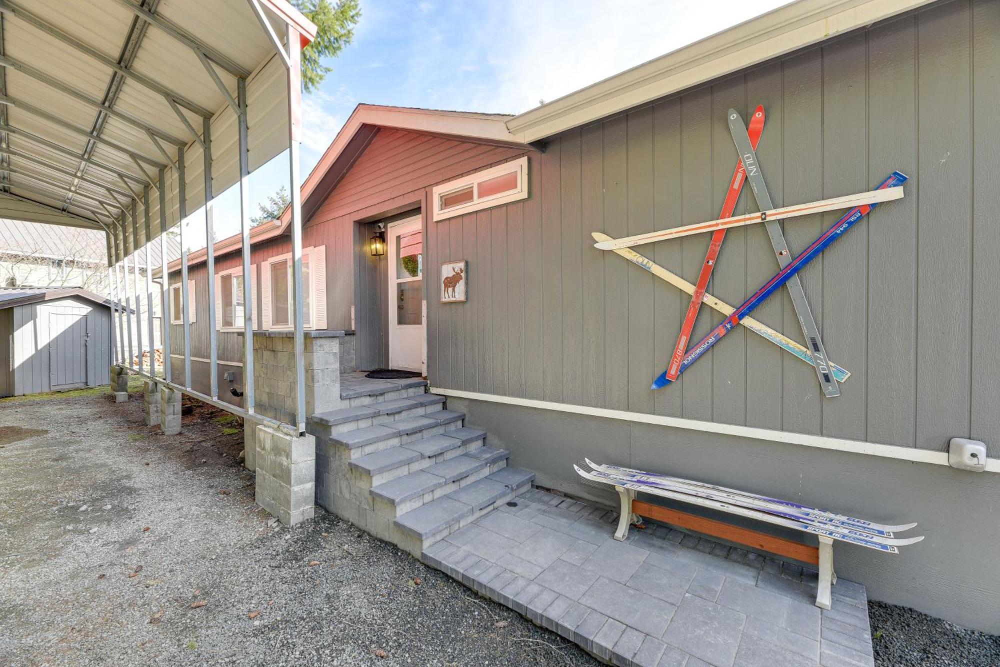 Riverfront Home With Deck, Near Mount Rainier! Packwood Esterno foto