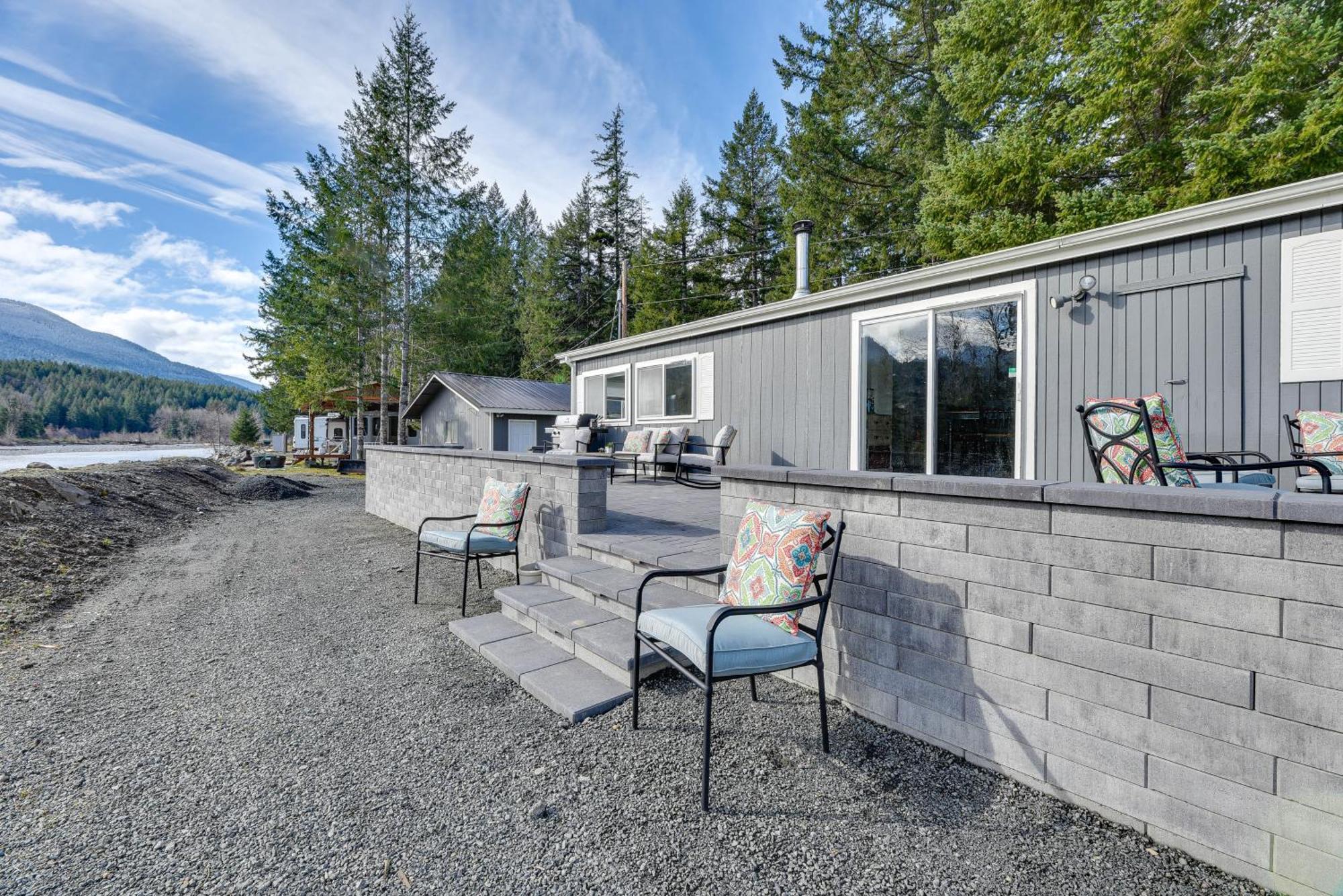 Riverfront Home With Deck, Near Mount Rainier! Packwood Esterno foto