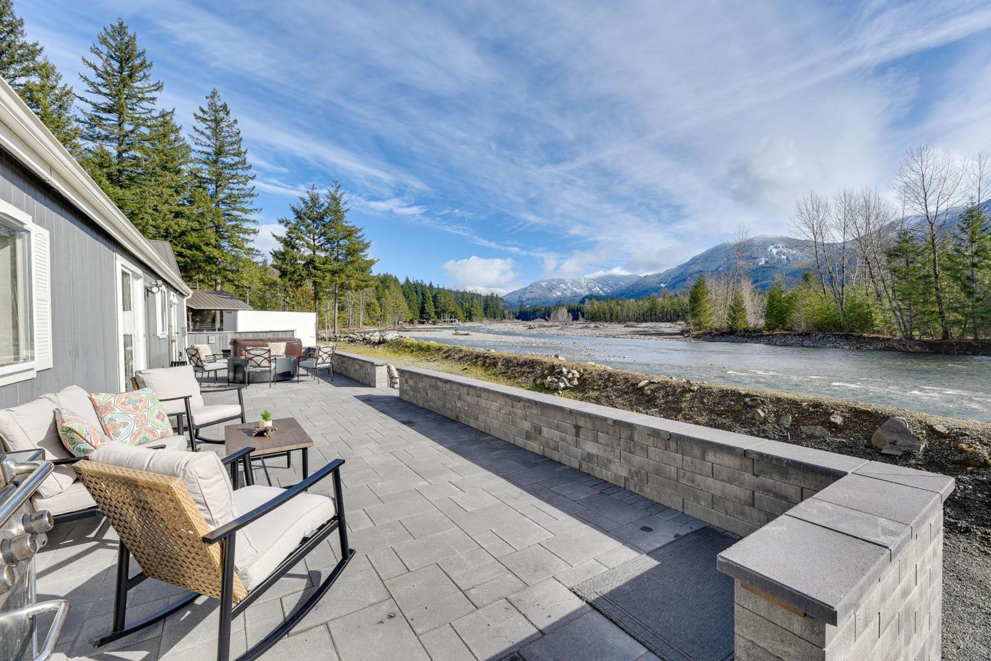 Riverfront Home With Deck, Near Mount Rainier! Packwood Esterno foto